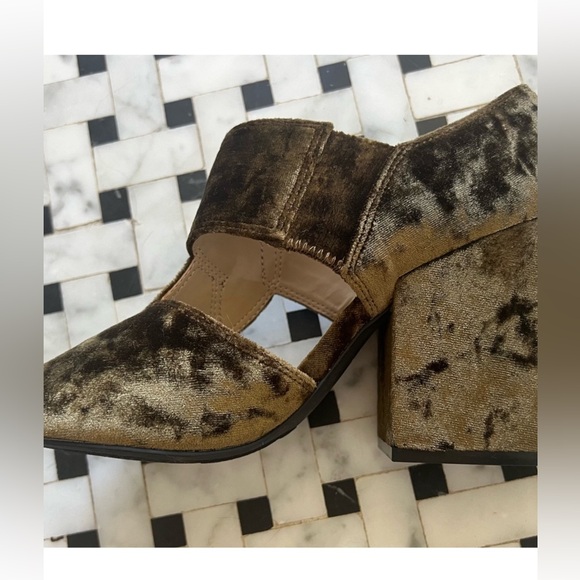 Cabi NWT Olive Green Velvet Block Heels SIZE 9 - Picture 13 of 14